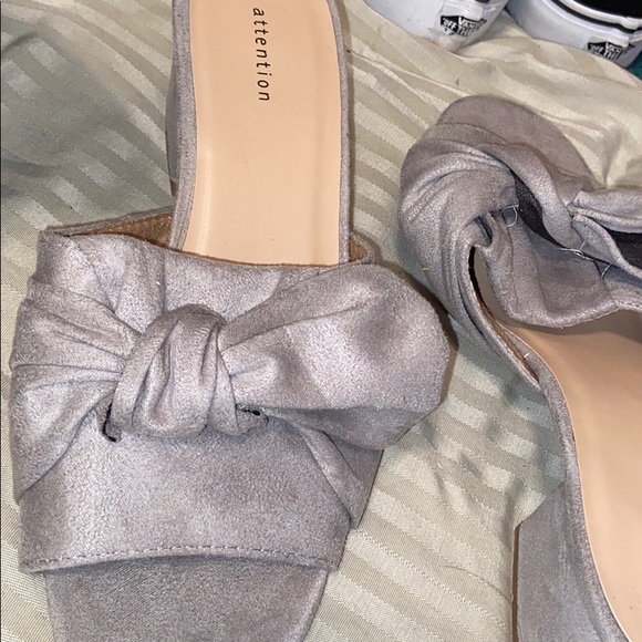 NWOB Gray Block Heeled Mules with Bow - Picture 3 of 5